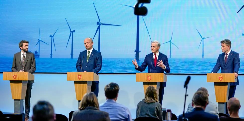 Statsminister Jonas Gahr Støre, finansminister Trygve Slagsvold Vedum, næringsminister Jan Christian Vestre og olje- og energiminister Terje Aasland under en pressekonferanse om havvind i Marmorhallen i Oslo.