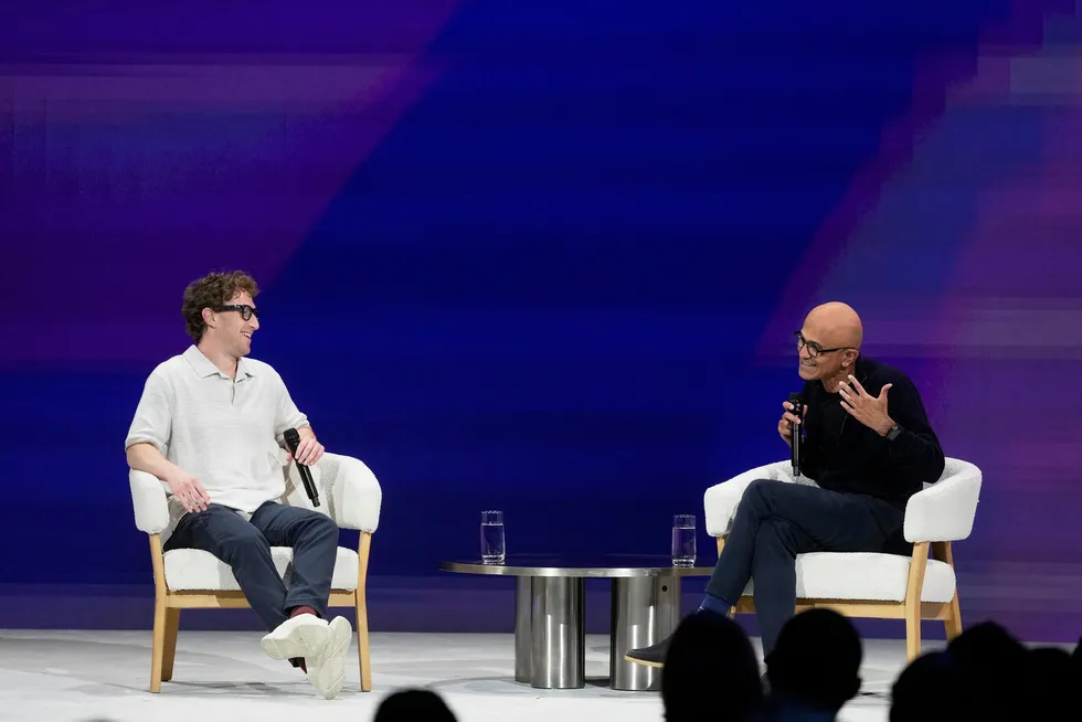 Meta-sjef Mark Zuckerberg og Microsoft-sjef Satya Nadella legger begge frem kvartalstall onsdag kveld. Bildet ble tatt på en KI-konferanse i California tirsdag denne uken.