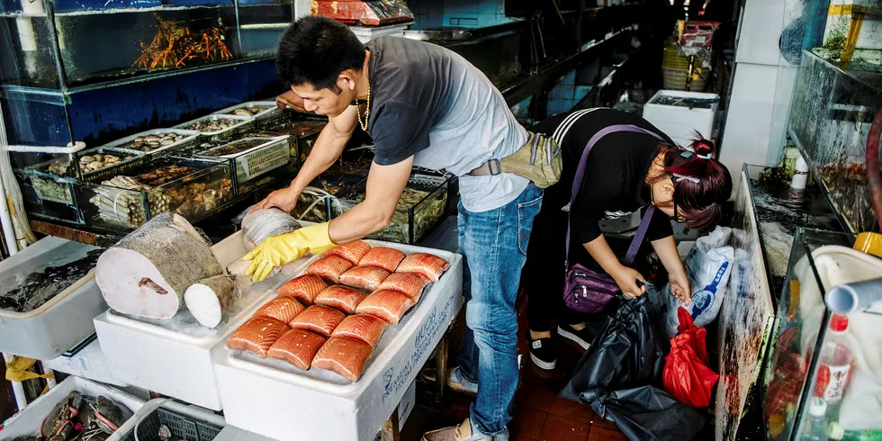 Fiskehandlere på fiskemarkedet i Shanghai.