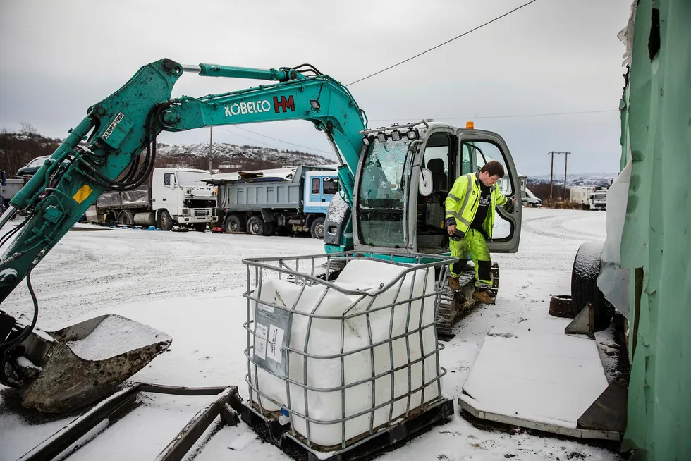 Boy-Robert Hivand (48) i Hivand maskin ved deres hovedbase på Bjørnevatn ved Kirkenes. På vei ut av deres første gravemaskin. Foto: Per Thrana