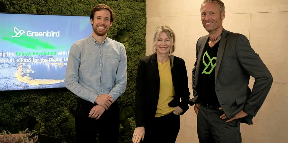 Nysnø har nå investert i teknologiselskapet Greenbird som har utviklet et digitalt verktøry slik at nettselskapene skal kunne håndtere data mer effektivt. Her er fra Nysnø (fv) Eivind Olsen, Chief Investment Officer og Siri Kalvig sammen med administrerende direktør Thorsten Heller i Greenbird.