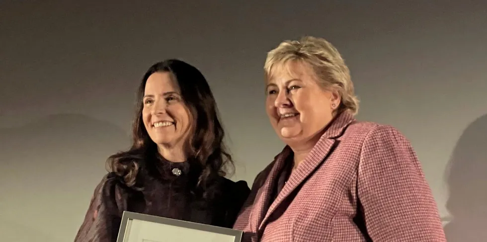 Salmar-sjef Linda Aase ble tirsdag tildelt Womens Board Award 2022. Her sammen med Erna Solberg, partileder i Høyre.