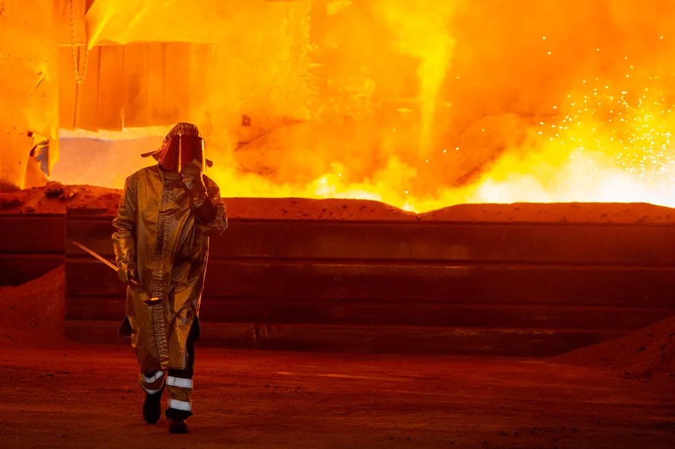 Eramet er blant industriselskapene som tar ned produksjonen i noen timer av døgnet dersom strømprisene er høye. Her fra selskapets produksjonsanlegg i Sauda.