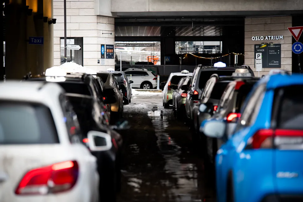 Taxiselskapenes prislister viser at det er en tusenlapp å spare på å benytte det rimeligste taxiselskapet fra Oslo Sentralbanestasjon til Gardermoen sammenlignet med det dyreste.