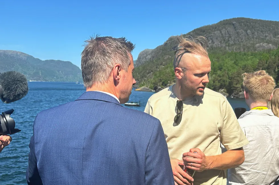 Sondre Eide sammen med statssekretær Even Sagebakken (Ap) da Eide Fjordbruk viste fram det lukkede konseptet Watermoon.