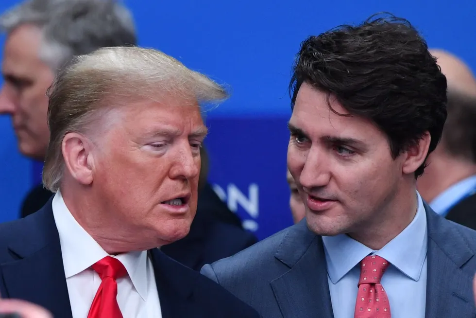 Mindre enn én prosent av all fentanyl på amerikanske gater kommer fra Canada. Men det får ikke hjelpe - for å slippe store tollmurer, har president Justin Trudeau gått med på å bruke 1,3 milliarder kanadiske dollar på å trappe opp grenseovervåkningen. Her skal ingen opioider eller ulovlige migranter slippe forbi.