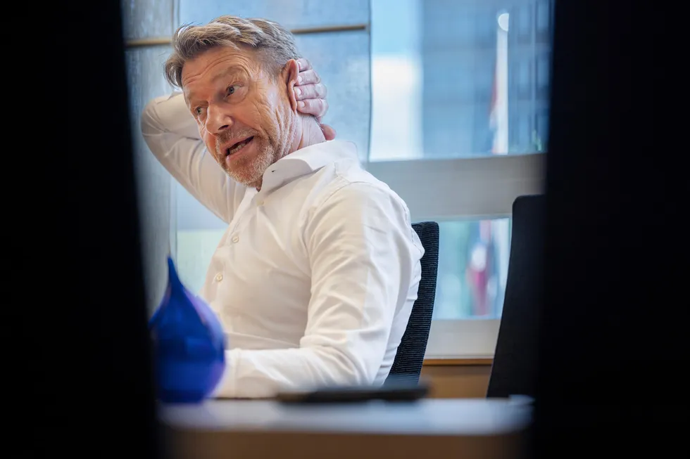 Olje- og energiminister Terje Aasland nærmest bombarderes med utbyggingsplaner på norsk sokkel om dagen.