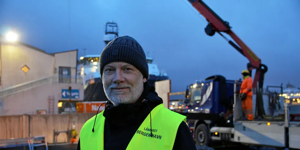 LANDSTRØM PÅ GANG: Thor André Berg i Plug AS er fornøyd med framdriften på Skoltegrunnskaien og de andre havnene i Bergen. Han ser fram til å åpne Europas største landstrømanlegg for cruiseskip i mai.