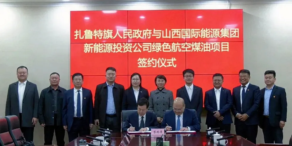 A photo of the signing ceremony between the People's Government of Jarud Banner and Shanxi International Energy Group New Energy Investment Company.