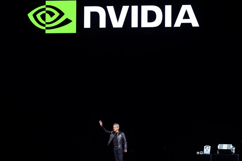 Norge og Europa har få selskaper som Nvidia og andre teknologigiganter. Risikospredningen blir dermed bedre om vi investerer mer av Oljefondet i USA, ifølge skribentene. Bildet: Nvidias grunnlegger og leder Jensen Huang.