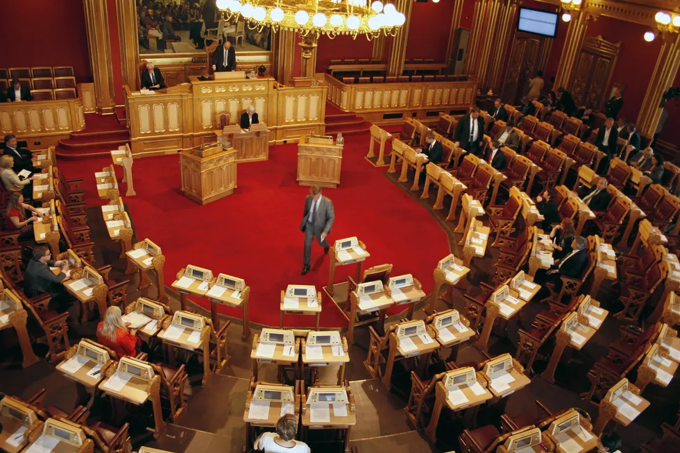 Flertallet på Stortinget avviser et Høyre-forslag om å reformere konsesjonsprosessene i NVE, men de får støtte av partiene som muligens danner regjering etter valget.