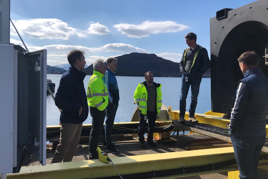 Kongsberg Maritime har funnet en helt ny måte å lage propeller på, ved hjelp av kompositt og vakuuminjeksjon. Her fra testing av den nye teknologien i sjø.