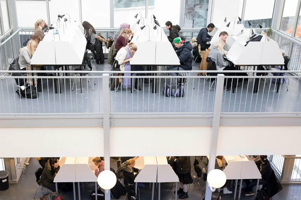 I skoleåret 2016-2017 var 9000 elever innom Sonans privatgymnas for å ta ulike videregående fag. Hvert fag koster mellom 4900 og 22.000 kroner. Konsernsjef Erik Brandt tror etterspørselen av karakterforbedring og etterutdanning bare vil fortsette. Bildet er av elever ved Sonans videregående skole. Foto: Gunnar Lier