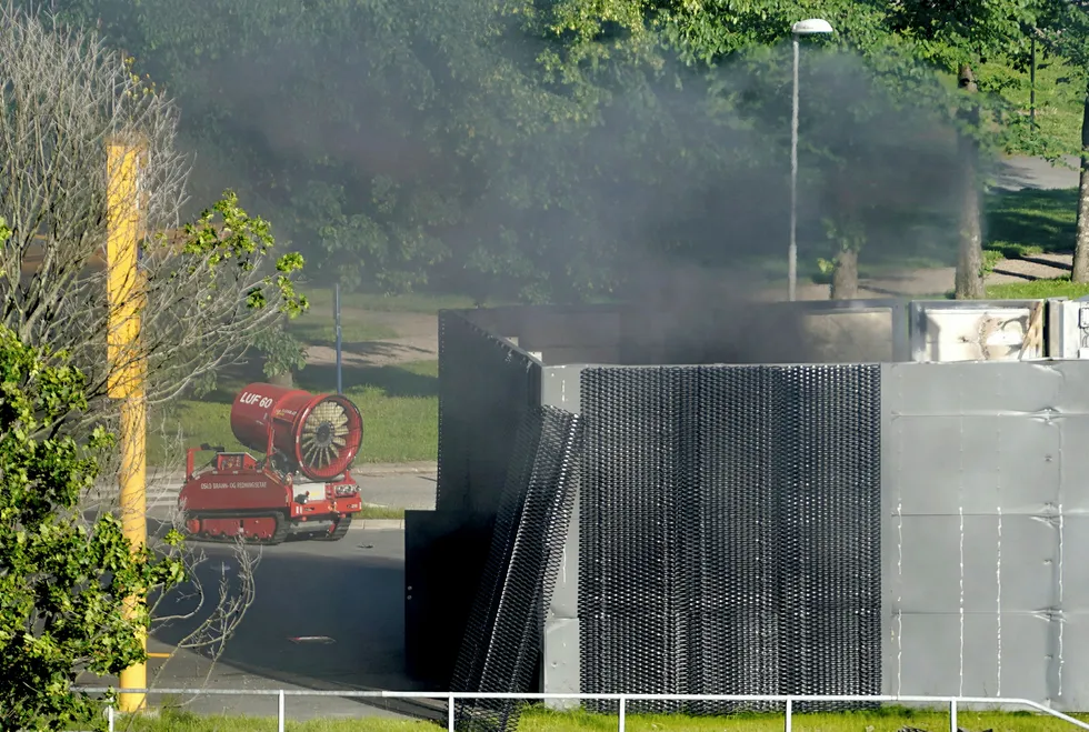 Oslo brann- og redningsetat tok i bruk LUF 60, et beltegående kjøretøy som kan blåse bort brannrøyk og spyle store mengder vann, vanntåke eller skum, etter eksplosjonen på en hydrogenstasjon i Sandvika.