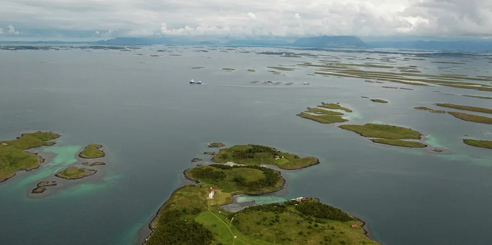 Et utsnitt av skjærgården på helgelandskysten. Oppdrettsanlegget på bildet tilhører et annet selskap. Illustrasjonsfoto: Rune Ytreberg.