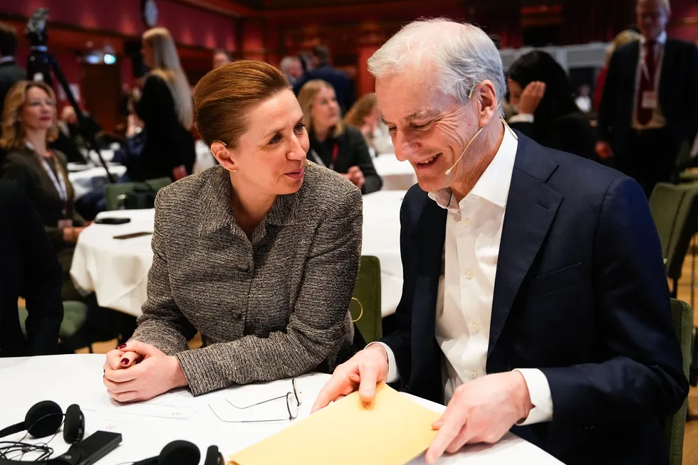 Danmarks statsminister Mette Frederiksen og statsminister Jonas Gahr Støre var tirsdag til stede på kongress for Arbeiderbevegelsens nordiske samarbeidskomité (Samak) i Oslo.