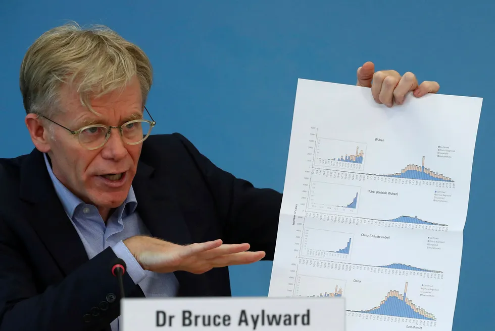 Bruce Aylward har gitt en beskjed til vestlige land. Her er han under en pressebriefing i Genève.
