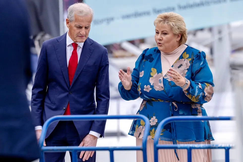 Erna Solberg og Jonas Gahr møttes til debatt på Dagsnytt 18 i Arendal torsdag kveld.