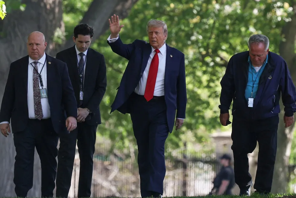 Den amerikanske presidenten, Donald Trump, vandret onsdag på den nordlige plenen utenfor Det hvite hus for å gi direksjoner om hvor en ny flaggstang skulle reises. Dagen derpå ønsker han statsminister Jonas Gahr Støre velkommen til lunsj og møter.