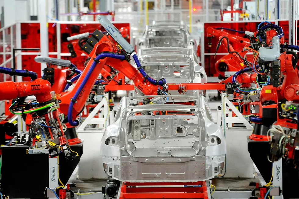 Tesla er ikke bare en billeverandør, de er i batteribransjen, infrastrukturbransjen, og mest av alt, i teknologibransjen. Foto: Noah Berger/Reuters/NTB Scanpix