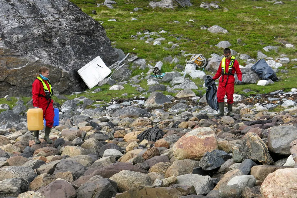 Kamilla Kongsbakk (t.v.) og Adrian Kristiansen rydder søppel i fjæra ved Hammerfest i regi av Cermaq.