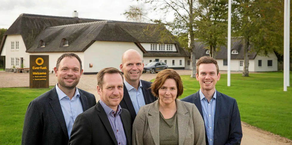 Everfuel-gründerne ved hovedkontoret Everfuel Farm i Danmark. Uffe Borup, Jacob Krogsgaard, Lars Jakobsen, Rikke Krogsgaard og Nicolaj Rasmussen.