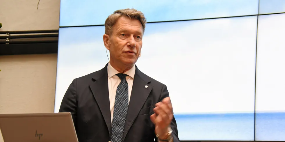 Regjeringen bevilger 100 ekstra millioner til strømsparingstiltak som å skifte eldre dører og vinduer, etterisolering, styringssystemer, varmepumper eller bytte av gammelt elektrisk utstyr, opplyser olje- og energiminister Terje Aasland (Ap).