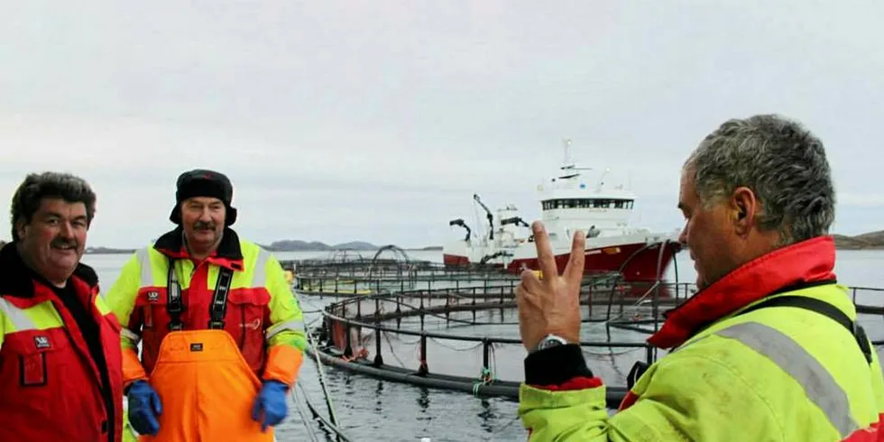 FÅR BONUS: Fremdeles gode tider hos Seløy Sjøfarm: Jan Erik Jakobsen, Bjørn Lund og Svein Cato Jakobsen.Foto: PRIVAT