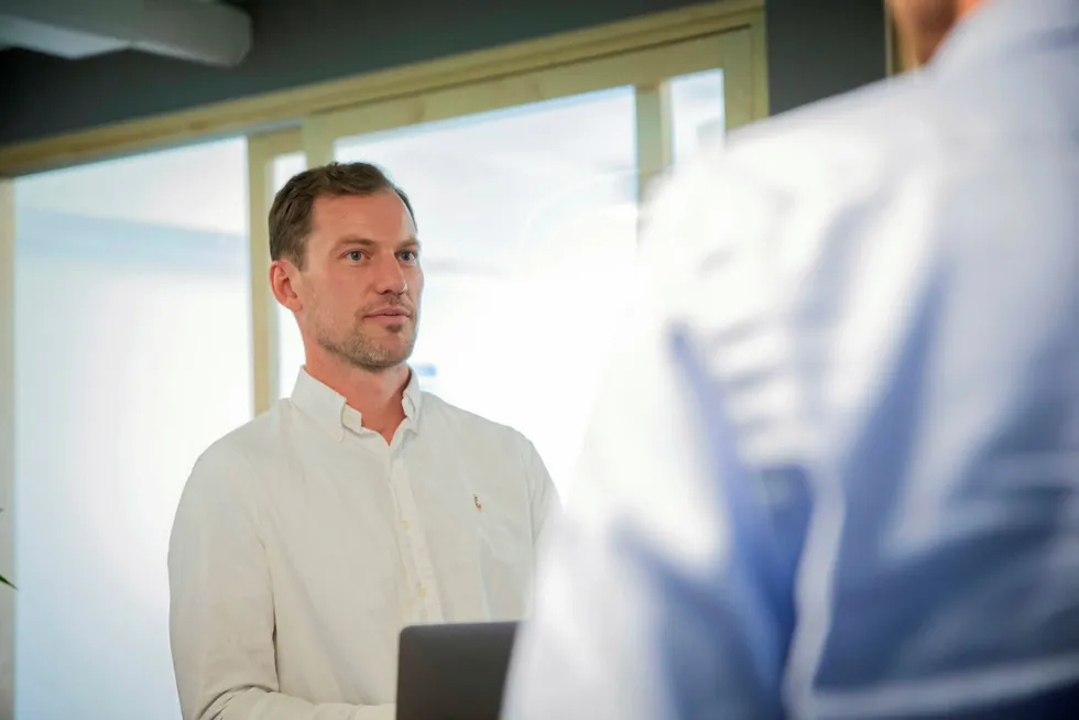 COO i Magtech AS, Alexander Kristensen, informerer om at spenningsregulatoren både gir økt kapasitet og bidrar til å stabilisere spenningen i nettet.