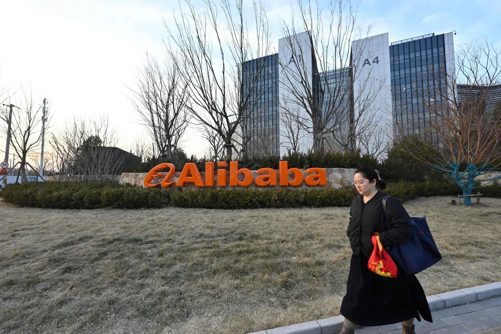 Alibaba-aksjen steg med over 12 prosent fredag formiddag etter at selskapet rapporterte en betydelig inntektsvekst i fjerde kvartal, drevet av fremgang i Cloud Intelligence-divisjonen og e-handelsvirksomhet.