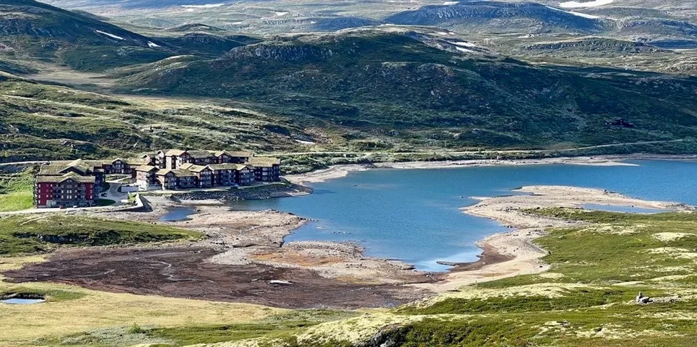 Myndighetene virker mer bekymret enn kraftprodusentene. Statnett foreslår tettere oppfølging av aktørene. Bildet viser lav vannstand i Bergsjø Ål i Hallingdal 24. juni 2022