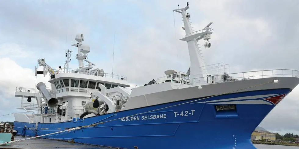 55 meter lange «Asbjørn Selsbane» er godt over gjennomsnittet for kystfiskebåter både i størrelse og innhold. Her ved kaia til Optimar på Valderøy ved Ålesund.Foto: Einar Lindbæk