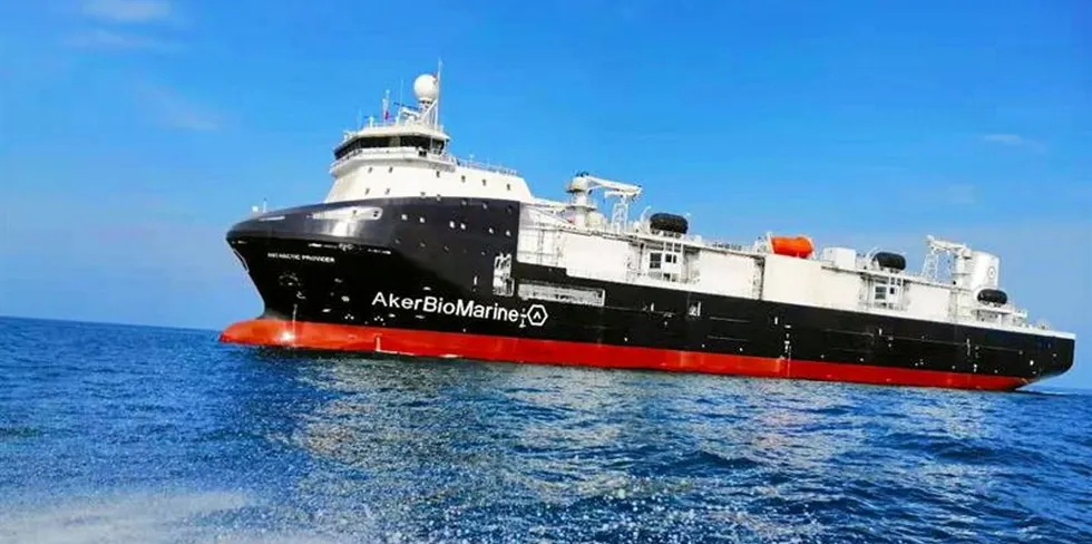 Krillbåten «Antarctic Provider» til Aker Biomarine har med seg krillmel som skal brukes i fôr til oppdrettsfisk.