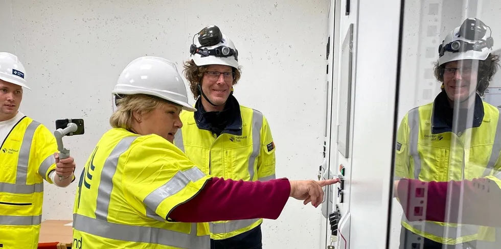 Statsminister Erna Solberg under åpningen av Tolga kraftverk. Her med prosjektleder Tormod Kleppa.