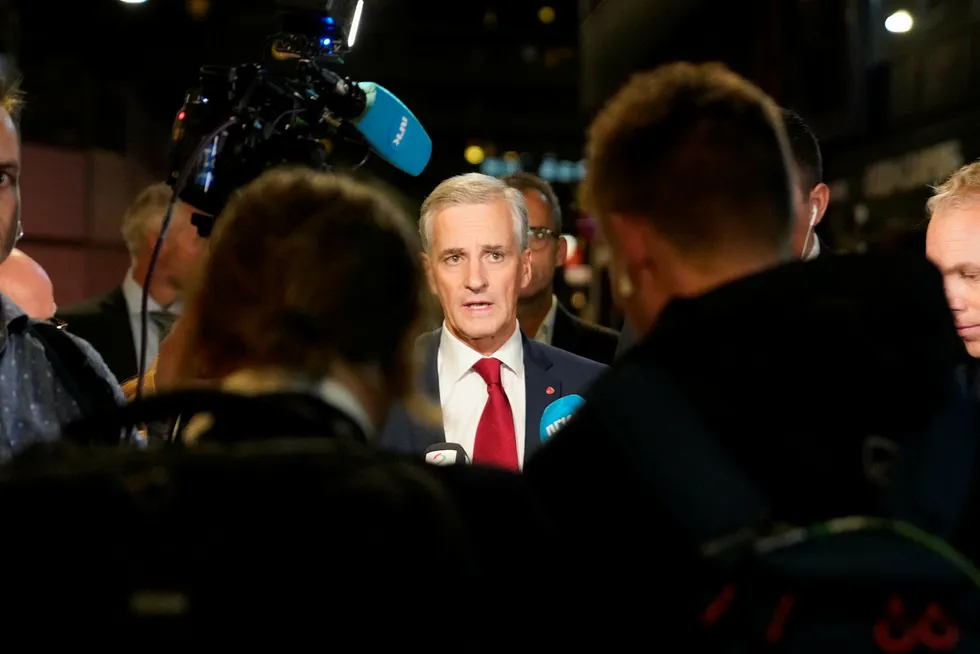Ap-leder Jonas Gahr Støre på vei til partilederdebatten på Stortinget natt til tirsdag. Partiet har allerede planen klar for hvordan de skal reise seg i Nordland og Troms og Finnmark.