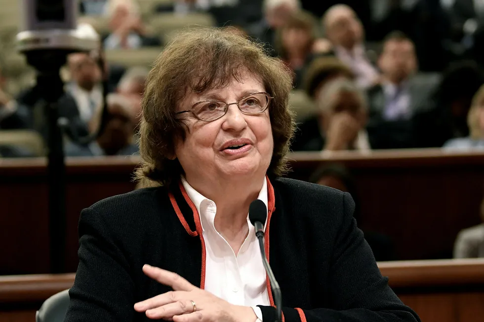 New Yorks tøffe statsadvokat Barbara D. Underwood beskrives ofte som president Donald Trumps største skrekk. Nå går hun i strupen på Exxon Mobil.