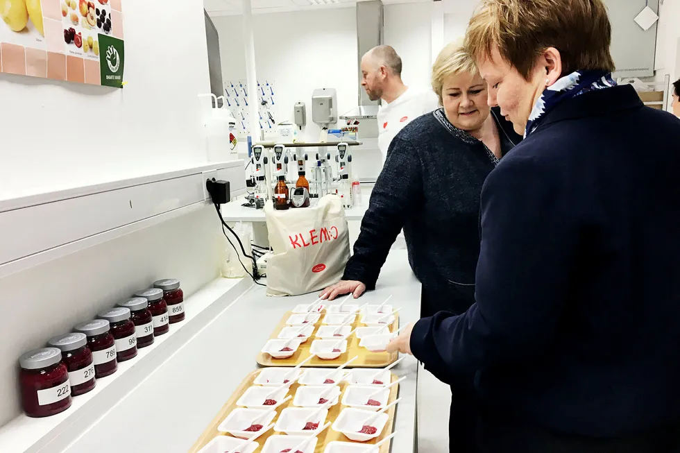 Statsminister Erna Solberg var tilfeldigvis på besøk hos Lerum-fabrikken i Sogndal samme dag som det ble kjent at syltetøyet forsvinner ut av Rema-hyllene. Her sammen med administrerende direktør Trine Lerum Hjellhaug. Foto: Statsministerens kontor