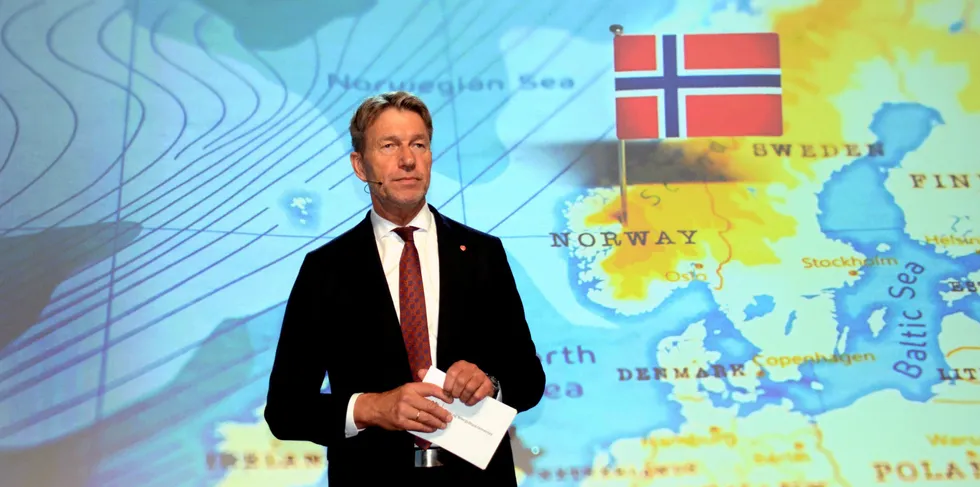 Statsråd Terje Aasland gjentar og gjentar at høyprisbidraget er midlertidig, men vil ikke si et ord om hvilke kriterier som skal til for at ordningen skal avsluttes.