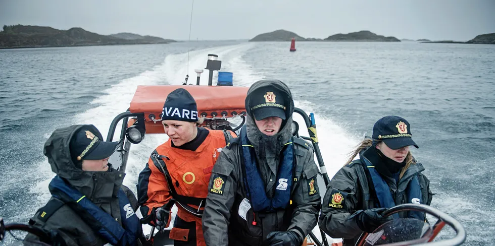 Bø! Nå kommer politiet eller Kystvakten på besøk. Her øver noen skremmende politistudenter på ikke å være for fryktinngytende ved neste kontroll.