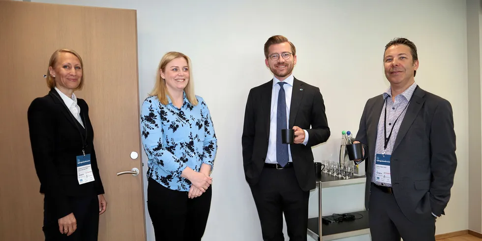 Statsrådene Tina Bru og Sveinung Rotevatn omkranset av Ingebjørg Tellnes Wilhelmsen og Steffen Møller-Holst fra Norsk Hydrogenforum.