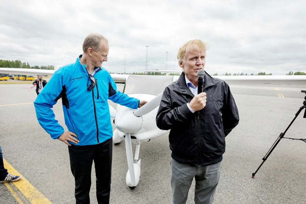 Konsernsjef Dag Falk-Petersen i Avinor sendte i juni et notat til Samferdselsdepartementet om det økonomiske forholdet til Forsvaret. Her er han sammen med daværende samferdselsminister Ketil Solvik-Olsen samme måned.