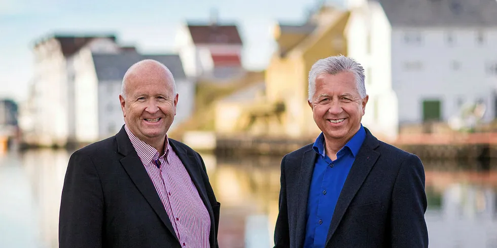 Haugaland Kraft og syv partnere har signert avtale om ny fiberkabel til England. Kabelen vil blant annet vil styrke Norges posisjon som et attraktivt sted for å investere i nye datasentre, ifølge konsernsjef Haugaland Kraft AS Olav Linga (tv) og direktør Haugaland Kraft Fiber AS, Jan Håland.