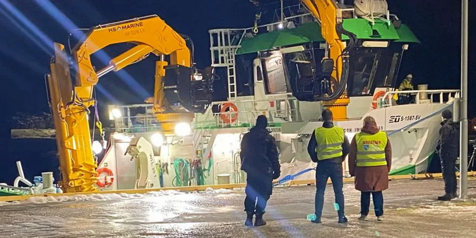 Båten hvor mannen som omkom arbeidet, kom lørdag kveld til kai på Sistranda i Trøndelag.