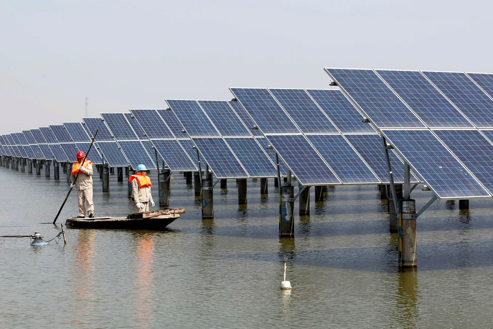 Hovedgrunnen til at de globale CO2-utslippene har stabilisert seg, er at Kina nærmest over natten har skiftet kurs. Kullforbruket har gått ned samtidig som investeringer i og produksjon av fornybar energi har økt. Det er vindmøller og særlig solceller som frembringer den gledelige endringen, skriver artikkelforfatterne. Foto: China Stringer Network/Reuters/NTB Scanpix