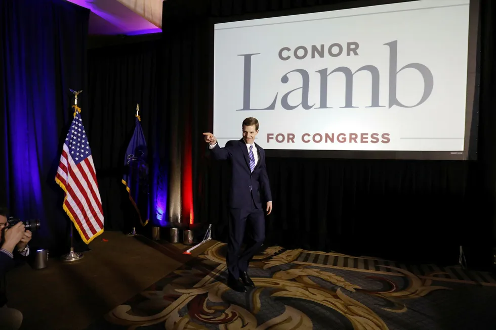 Like før klokken ett lokal tid i natt – klokken seks norsk tid – ble demokratenes Conor Lamb kåret til valgvinner i et valgdistrikt i Pennsylvania og gikk på scenen under en valgvake. Det sender sjokkbølger til maktens sentrum i Washington D.C. Foto: Johannes Worsøe Berg