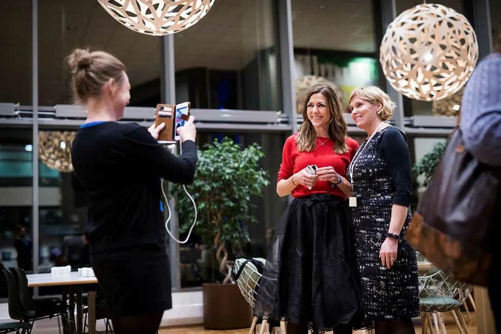 Vivi Hatlem i Nordea fotograferer oljeanalytiker Thina Saltvedt i Nordea og Gassnova-leder Trude Sundset under et «Girl Geek»-arrangement. Foto: Skjalg Bøhmer Vold