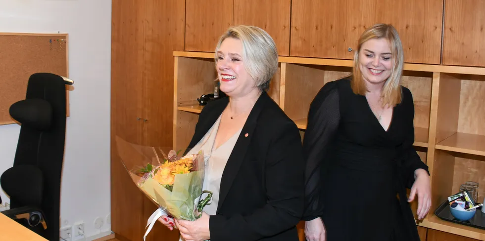 Tina Bru overlot i dag statsrådkontoret i OED til Marte Mjøs Persen.
