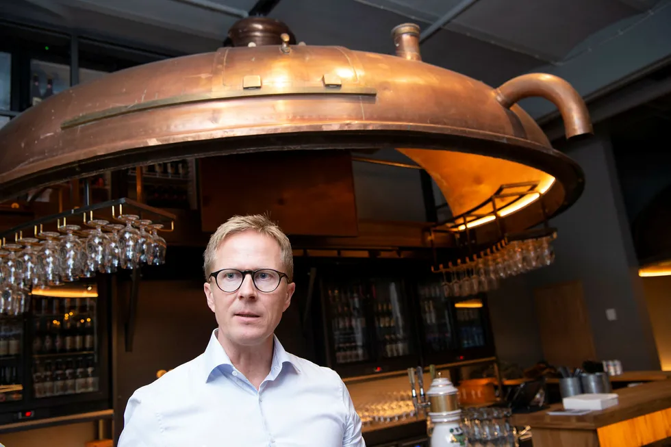 Både sukkerholdig og sukkerfri brus ble rammet av sukkeravgiften. – Den mangler logikk. Avgiften kalles en sukkeravgift, men er i realiteten en produktavgift, sier Ringnes-sjef Anders Røed.