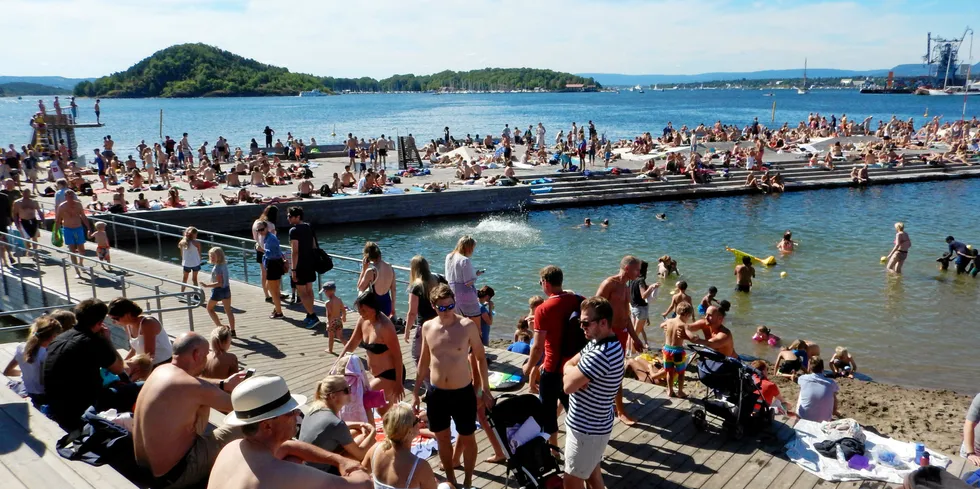 Skyfri himmel gjør at det er ventet høy strømproduksjon fra solceller gjennom pinsen. Høye temperaturer er med å redusere forbruket. Begge deler bidrar til at det er ventet en enormt stort overskudd av strøm i Europa denne pinsen.