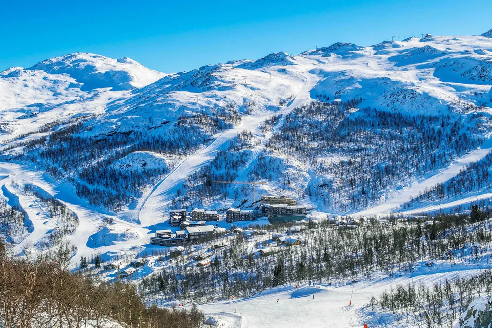 Leilighetsanlegget Skigaarden her midt i alpinbakken i Hemsedal er utviklet av Erik Teigen som slår alarm om at veldig mange sesongarbeidere i reiselivet ikke får en krone fra staten når de nå blir permittert.